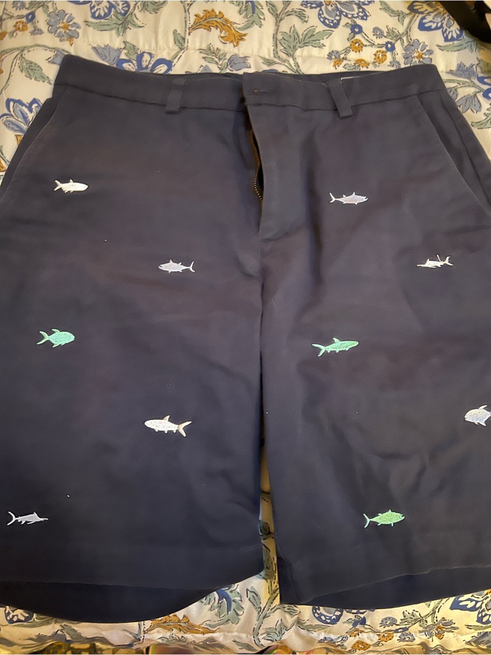 Men’s Vineyard Vines Navy Embroidered Fish Shorts size 32